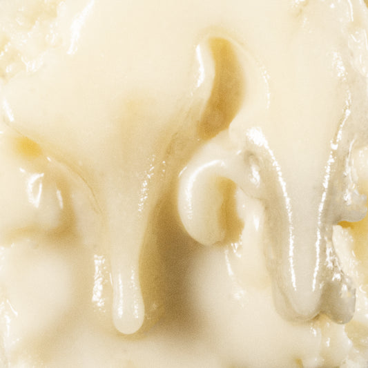 Close-up af Badder med smørblød tekstur og glinsende overflade, tydeligt koncentreret og solventless i udtryk.