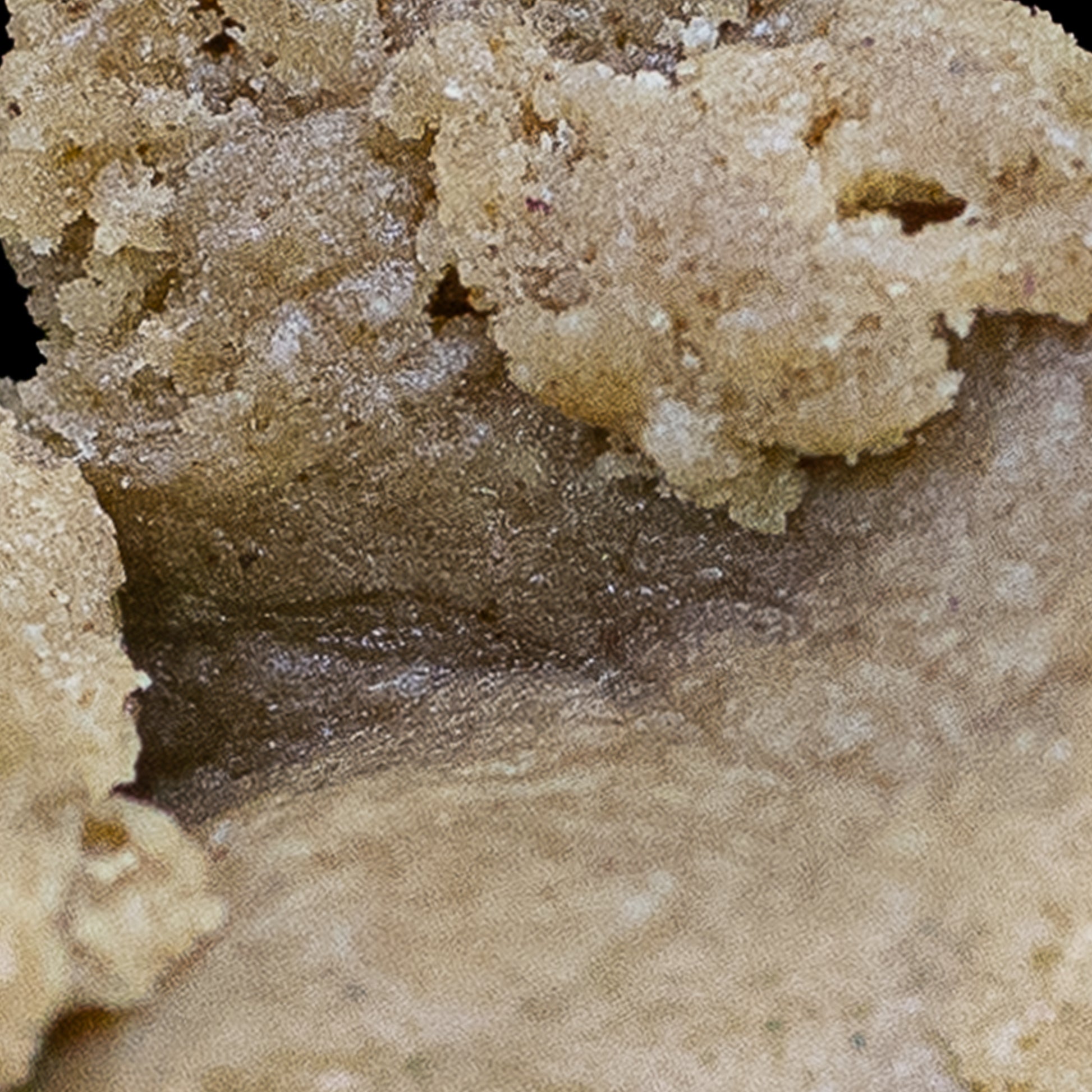 Nærbillede af Bubble Hash med lysebrun og gylden farve, der fremhæver den cremede, smørbare konsistens og fine trichomstruktur.