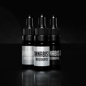 Cannabis Olie Pakken med tre flasker – THCA-, CBN- og CBD-olie i brune glasflasker med pipette, stilrent og neutralt design.