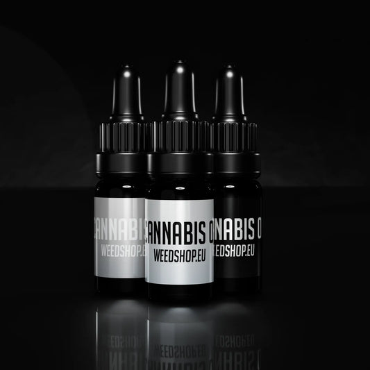 Cannabis Olie Pakken med tre flasker – THCA-, CBN- og CBD-olie i brune glasflasker med pipette, stilrent og neutralt design.